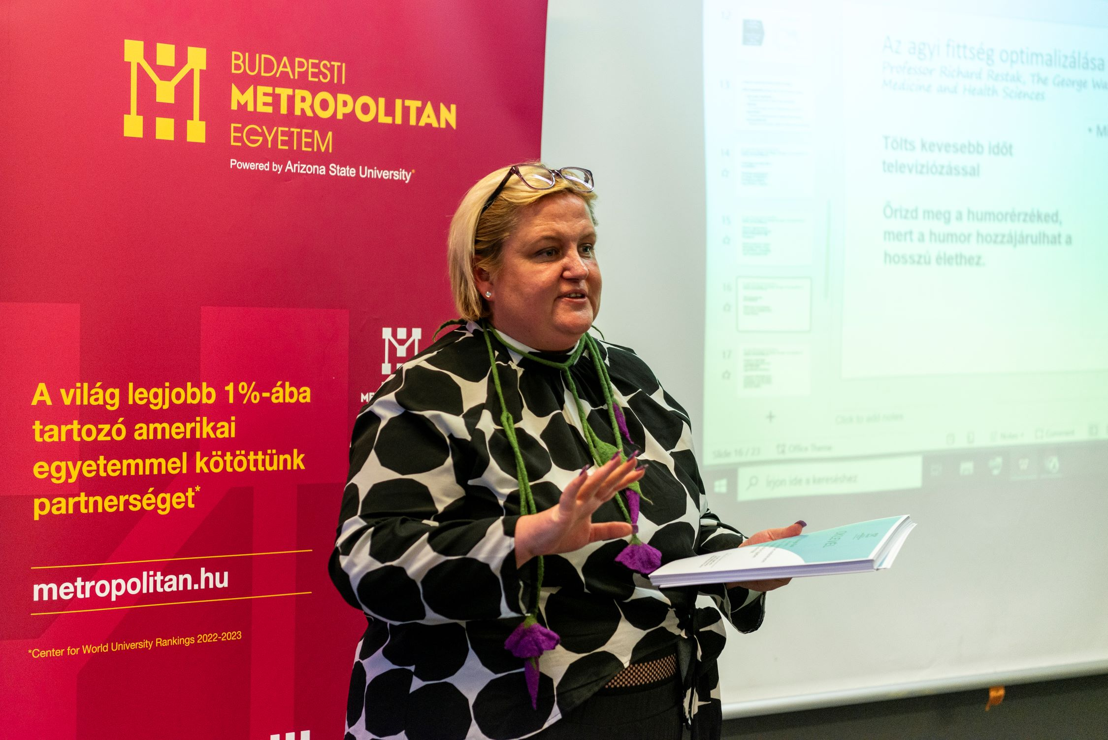 Dr. habil. Szigeti Cecília a Szenior Akadémia vezetője ünnepélyes oklevél-átadás keretében köszönte meg a hallgatóknak, hogy figyelmükkel megtisztelték az előadásokat. / Képet készítette: Mihalik Flóra